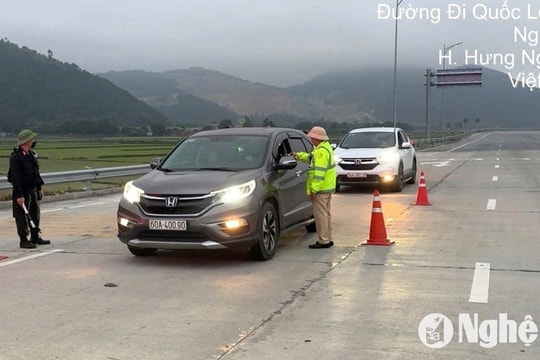 Năm 2025, cảnh sát giao thông dừng xe kiểm soát có bắt buộc phải thông báo lỗi vi phạm hay không?