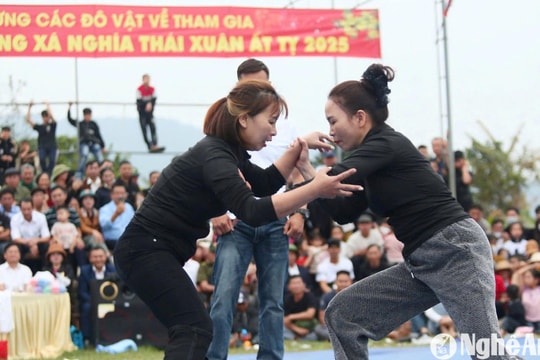 Đầu Xuân, xem thôn nữ so tài trên sới vật