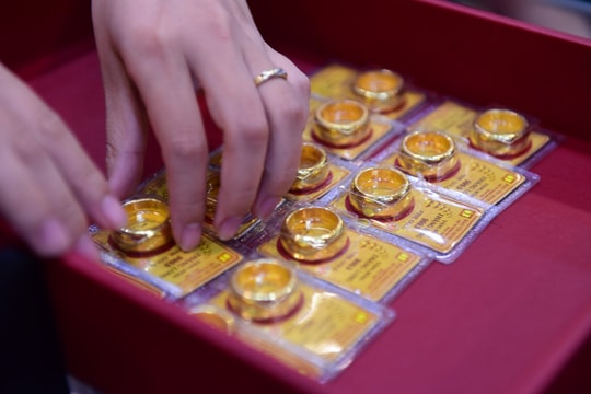 Giá vàng hôm nay 4/2/2025: Giá vàng tăng mạnh, vàng thế giới đạt mức cao nhất mọi thời đại