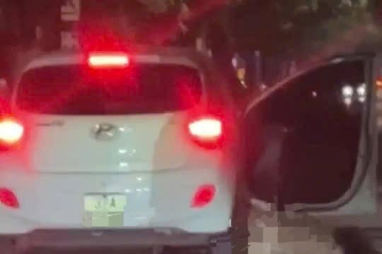 Cô gái rơi khỏi ô tô đang lưu thông trên đường