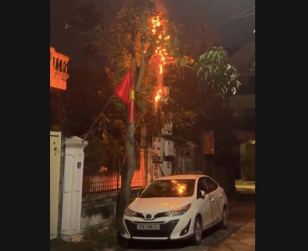 Cột điện bốc cháy đỏ rực trong đêm tại TP.Vinh