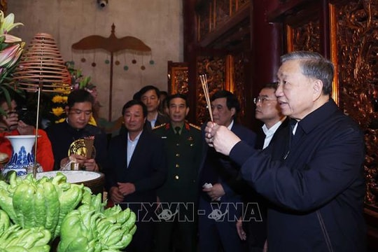 Tổng Bí thư Tô Lâm dâng hương tưởng niệm các Vua Hùng