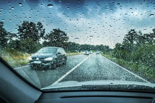 Sự cố thường gặp khi lái xe dưới trời mưa
