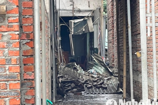 Mái tôn rơi đè 1 người bị thương nặng tại công trình xây dựng ở TP.Vinh