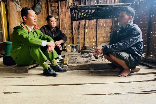 Công an xã vào bản vận động học sinh đến trường sau tết