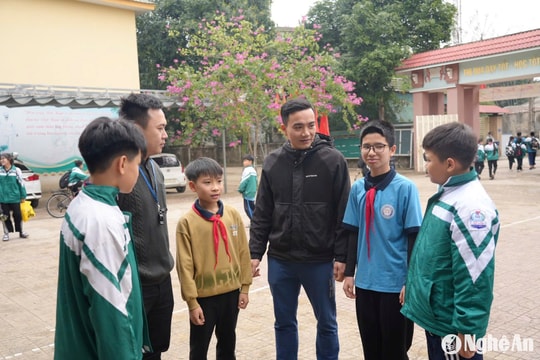 Quanh việc nhiều giáo viên hợp đồng bị dừng trả lương sau sáp nhập vào TP. Vinh