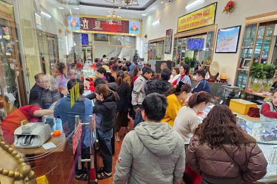 Người dân Nghệ An chen chân mua vàng ngày Vía Thần Tài