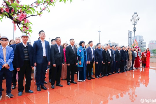 Đoàn đại biểu kiều bào Nghệ An dâng hoa tưởng niệm Chủ tịch Hồ Chí Minh