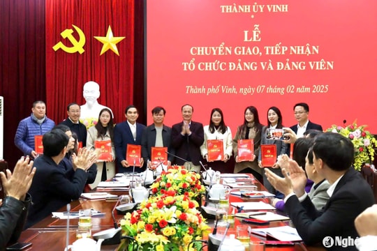 Thành ủy Vinh chuyển giao 6 tổ chức cơ sở Đảng về Đảng bộ các phường
