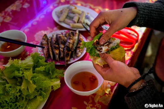 Đi lễ đền Cờn thưởng thức món bánh cuốn cá trích