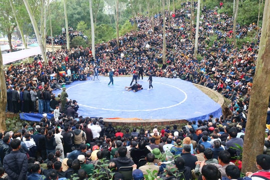 Sới vật núi Đụn lôi cuốn hàng nghìn người tham gia, cổ vũ