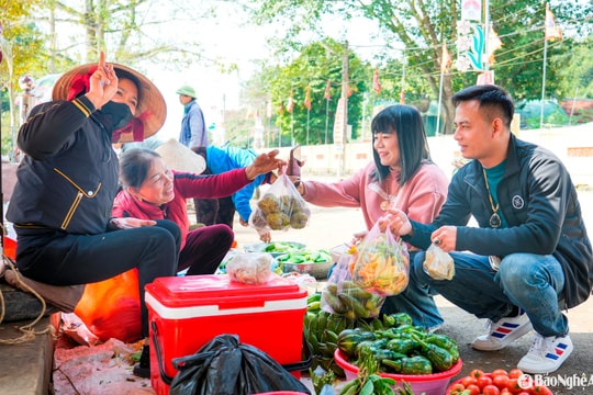 Trẩy hội đền Quả Sơn mang 'lộc quê' về nhà