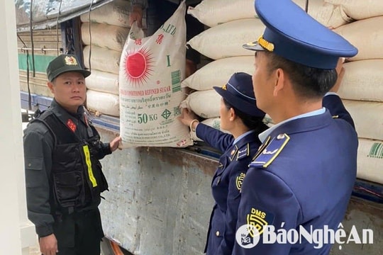 Phát hiện ô tô chở 3 tấn đường không rõ nguồn gốc tại Bến xe chợ Vinh