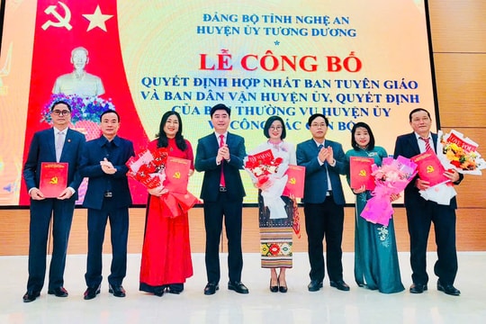 Huyện Tương Dương công bố quyết định hợp nhất Ban Dân vận và Ban Tuyên giáo