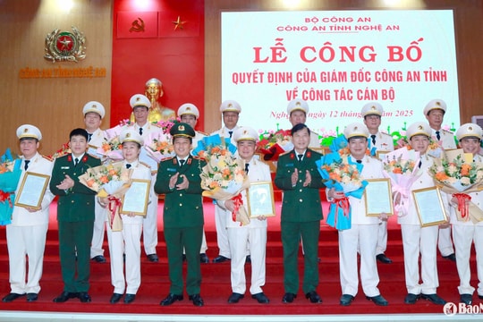 Công an Nghệ An: Trao quyết định cho các lãnh đạo phòng, Công an cấp huyện nghỉ trước tuổi và đảm nhận chức vụ chỉ huy Công an xã