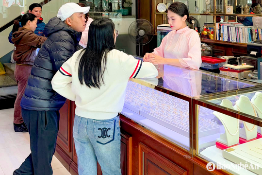 Giá liên tục ‘nhảy múa’, thị trường vàng ở Nghệ An chững lại