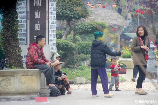 Những hình ảnh chưa đẹp mắt tại các đền, chùa đầu năm