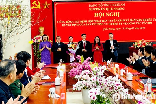 Công bố quyết định hợp nhất Ban Tuyên giáo và Ban Dân vận Huyện ủy Quế Phong