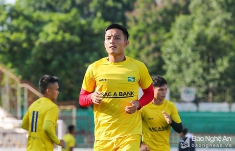 Ai thay thế Hoàng Văn Khánh trong trận Sông Lam Nghệ An gặp Hải Phòng?