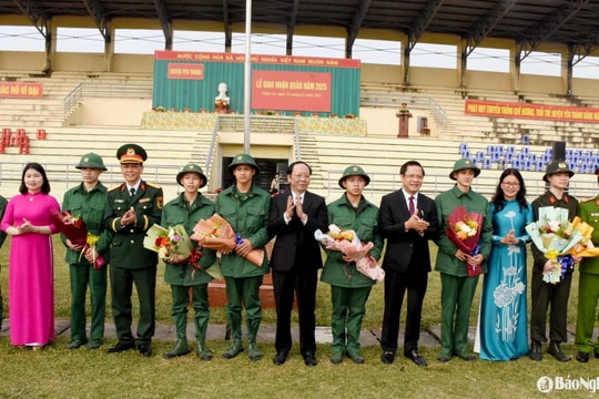 Phó Chủ tịch UBND tỉnh Bùi Thanh An dự lễ giao, nhận quân tại huyện Yên Thành