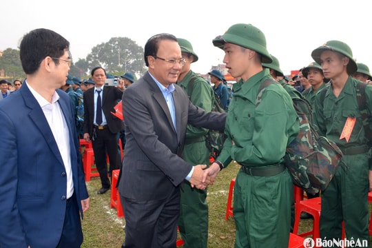 Phó Chủ tịch Thường trực HĐND tỉnh dự lễ giao, nhận quân tại huyện Thanh Chương