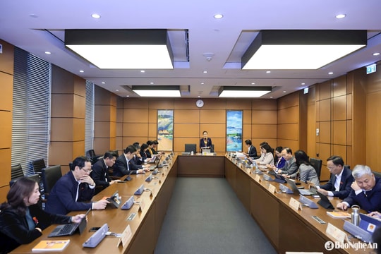 Đoàn đại biểu Quốc hội Nghệ An thảo luận mục tiêu tăng trưởng GDP năm 2025 đạt 8% trở lên