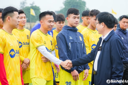 Lãnh đạo tỉnh Nghệ An động viên tinh thần đội bóng Sông Lam Nghệ An