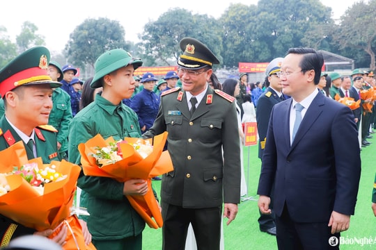 Thứ trưởng Bộ Công an và Bí thư Tỉnh ủy Nghệ An động viên công dân nhập ngũ