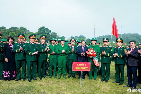 Chủ tịch UBND tỉnh Nghệ An động viên thanh niên Nam Đàn lên đường nhập ngũ