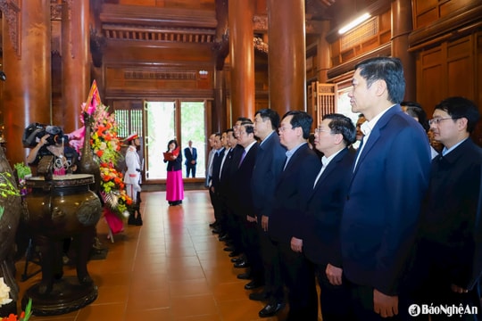 Trưởng ban Nội chính Trung ương Phan Đình Trạc dâng hương tưởng niệm Chủ tịch Hồ Chí Minh