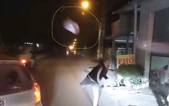 Triệu tập nhóm người hùng hổ chặn đầu xe, ném đá vào ô tô