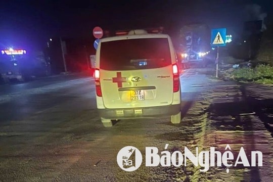 Nhiều xe cấp cứu ở Nghệ An lạm dụng còi hú trên đường