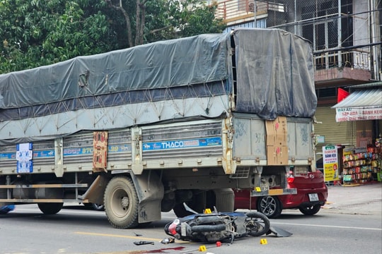 Xe máy va chạm xe tải, một người đàn ông tử vong