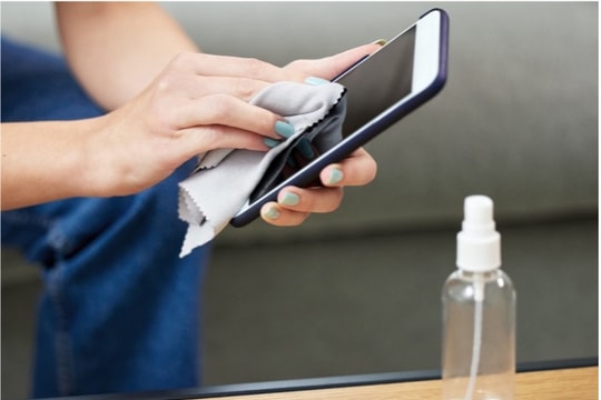 Những mẹo đơn giản và an toàn để vệ sinh màn hình smartphone
