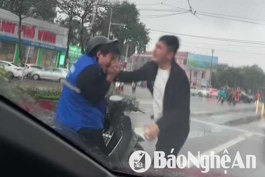 Người đàn ông hành hung nam thanh niên đi xe máy tại thành phố Vinh