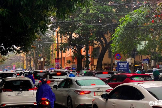 Thành phố Vinh: Mưa rét là... tắc đường