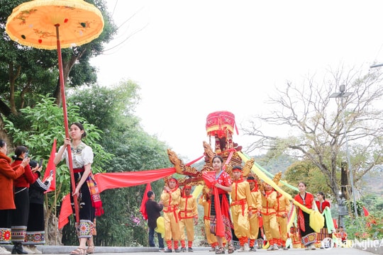 Tưng bừng Lễ hội Đền Vạn - Cửa Rào