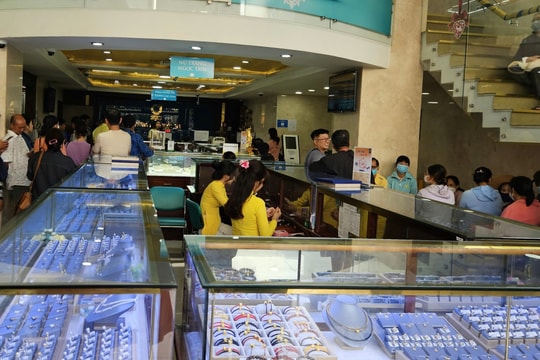 Giá vàng hôm nay 19/2/2025: Giá vàng trong nước và thế giới tăng liên tiếp lên gần mức cao nhất mọi thời đại