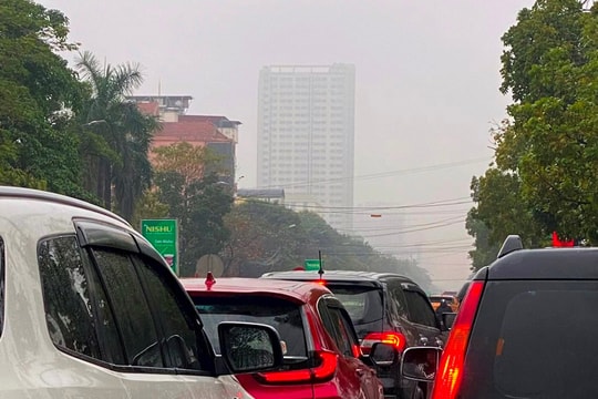 Mưa rét, nhiều tuyến đường ở TP Vinh lại tắc cứng