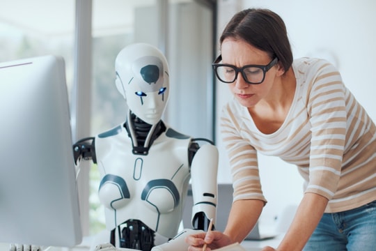 Công việc văn phòng hay lao động chân tay: Ai sẽ 'sống sót' sau cuộc cách mạng AI?