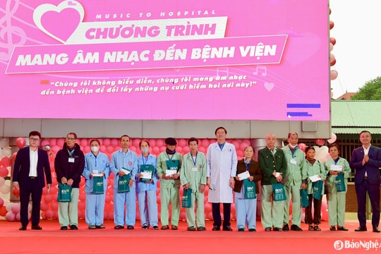 Ấm áp chương trình 'Mang âm nhạc đến bệnh viện' tại Bệnh viện Ung bướu Nghệ An