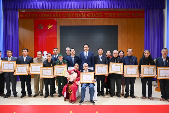 Phó Bí thư Thường trực Tỉnh ủy trao Huy hiệu 80 năm tuổi Đảng tại Thanh Chương