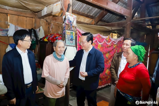 Bí thư Tỉnh ủy Nghệ An kiểm tra tiến độ xây dựng, sửa chữa nhà ở cho người có công, hộ nghèo ở huyện Quế Phong