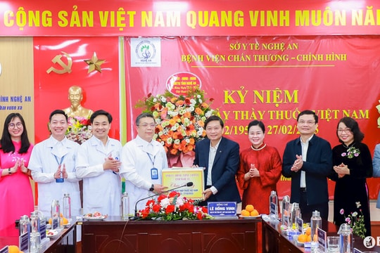 Chủ tịch UBND tỉnh Nghệ An thăm, chúc mừng các đơn vị y tế