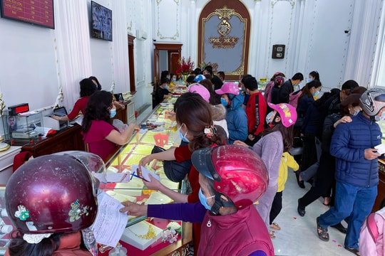 Giá vàng tăng vọt, người dân Nghệ An tranh thủ bán chốt lời
