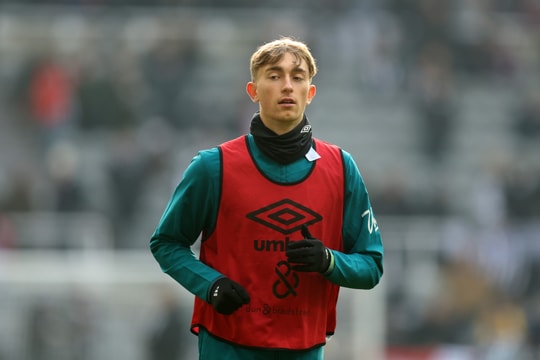 Ngoại hạng Anh đang đại chiến vì một siêu trung vệ