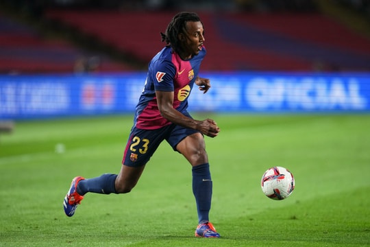 Hàng thủ tan nát, MU vung tiền chiêu mộ siêu hậu vệ