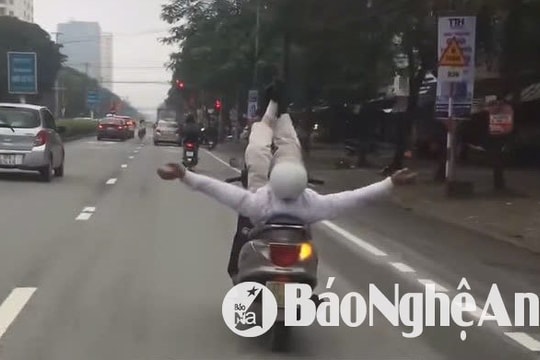 Người đàn ông ‘làm xiếc’ trên xe máy ở thành phố Vinh