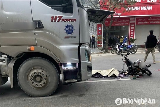 Va chạm giữa xe tải và xe máy điện, 1 nam sinh tử vong tại chỗ
