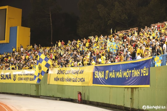 Cổ động viên xứ Nghệ vẫn rực cháy dù Sông Lam Nghệ An thua trận